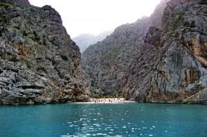 пляж Sa Calobra между скал на Майорке