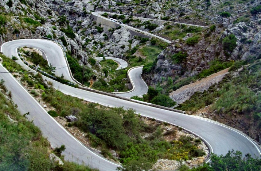 Фото достопримечательностей Испании: Дорога-серпантин, ведущая к пляжу Sa Calobra