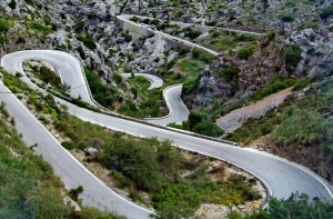Дорога-серпантин, ведущая к пляжу Sa Calobra (Испания)
