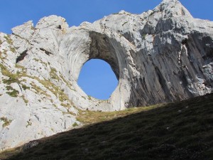 Природная арка Бычий глаз (Ojo del Buey) в горах Астурии (Испания)