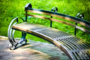 Лавочка в парке Беккера. Отсюда до моря рукой подать. Даже в жаркий день здесь прохладно под тенью огромных старых деревьев. (Европейская часть России)