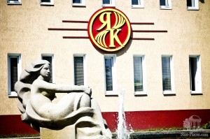 Единственный в мире комбинат по добыче и переработке янтаря снаружи выглядит так. Внутри вам не разрешат фотографировать. Но можно купить экскурсию по производству и посмотреть своими глазами.