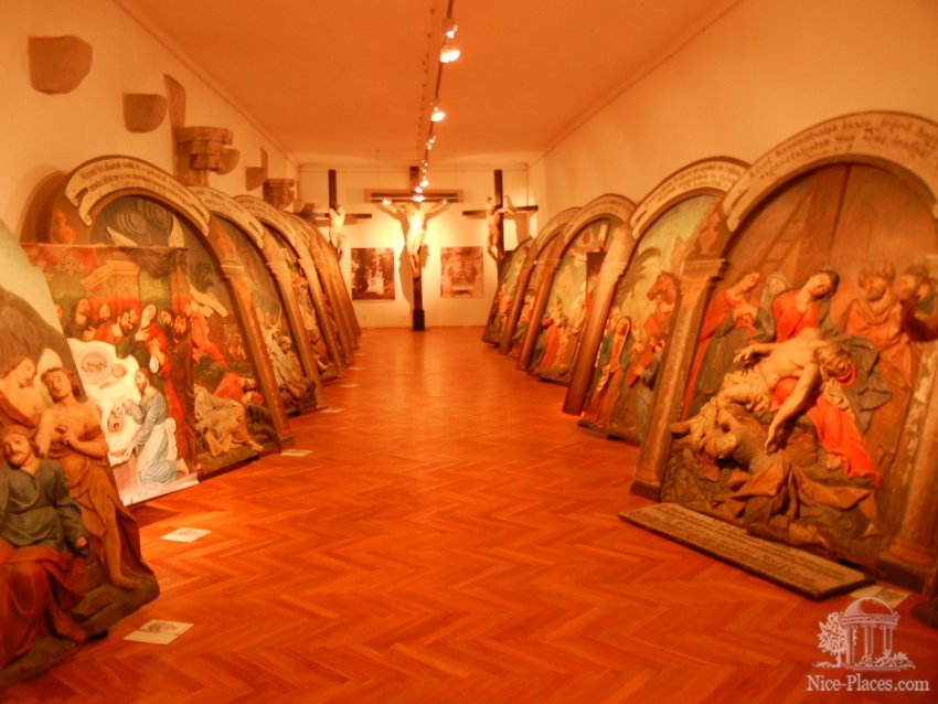 Фото достопримечательностей Словакии: Средневековые деревянные рельефы, перенесенные на сохранение в Старый замок из Калварии