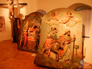 Уникальные цветные рельефы в Старом замке из комплекса "Калвария" (Словакия)