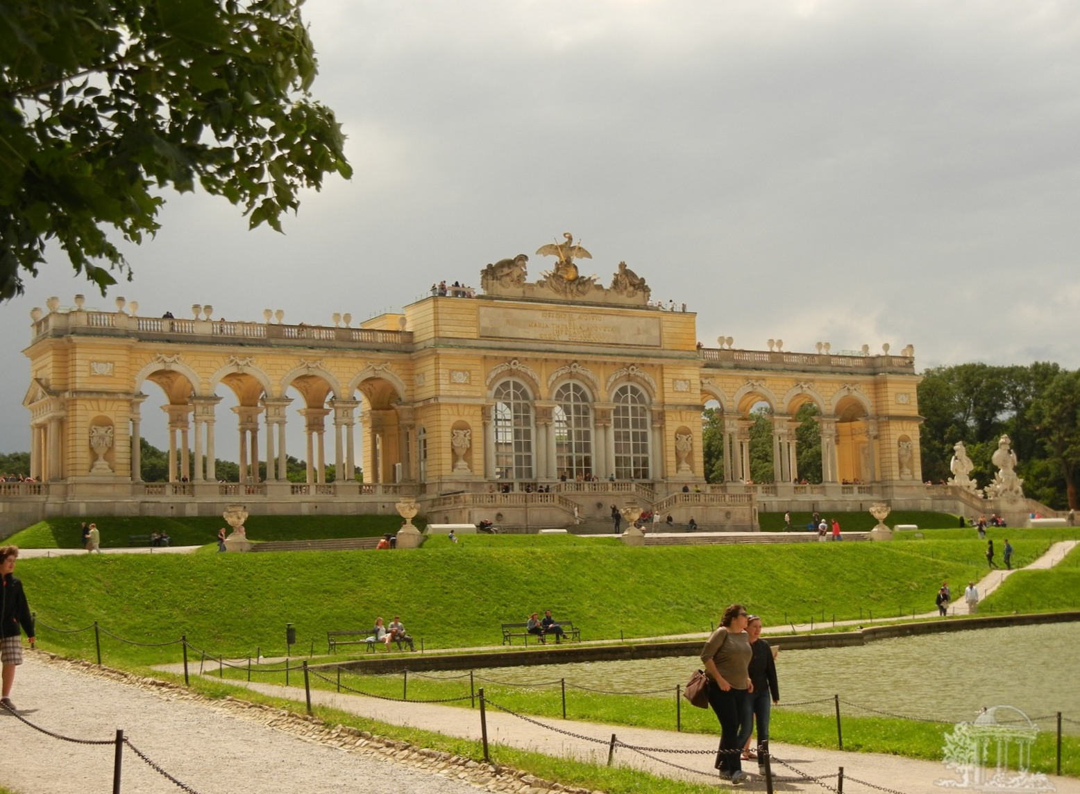 Фото достопримечательностей Вены: Глориетта &mdash; триумфальная колоннада на вершине парка