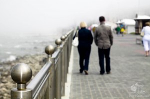 Общий план набережной в городе Зеленоградске во время утреннего тумана. Здесь начинается Куршская коса. (Европейская часть России)