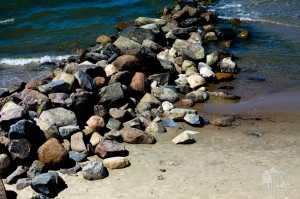 В окрестностях курортных городов на побережье часто все валуны с пляжей растаскивают приезжие и местные. Их нередко используют как строительные материалы или элемент украшения интерьера. (Европейская часть России)