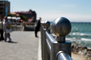 Здесь облокотившись на перила часами смотрят в воду самые разные люди. Зрелище дейстивительно медитативное. (Европейская часть России)