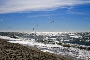 Кайтсерфинг - достаточно новый вид спорта. Но таки спортсмены во всю осваивают Куршскую косу. При этом выбирая весьма отдаленные побережья.