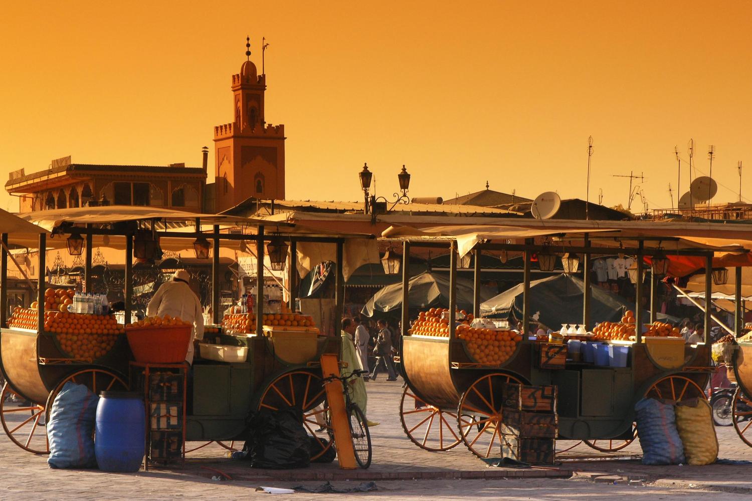 Фото достопримечательностей Марокко: Марракеш, торговцы на центральной площади