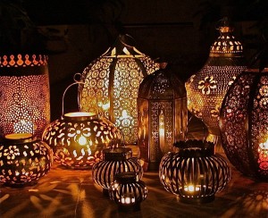 Оригинальные лампы в марроканском стиле в сувенирной лавке Марракеша (Марокко)