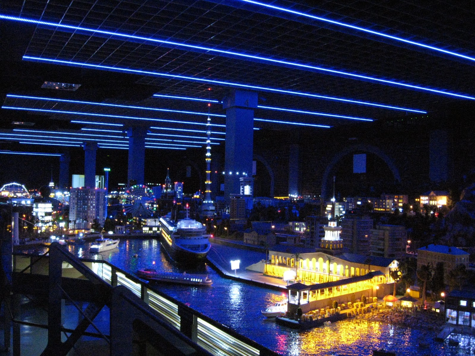 Фото достопримечательностей Санкт-Петербурга и области: Периодически в Гранд Макете наступает ночь и включается подсветка зданий, работают фонари, даже машины включают фары.