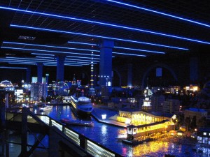 Периодически в Гранд Макете наступает ночь и включается подсветка зданий, работают фонари, даже машины включают фары. (Санкт-Петербург и область)