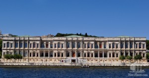 Здание при набережной Босфора в Стамбуле (Турция)