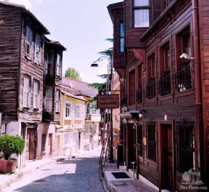 Старинные деревянные дома в Стамбуле (Турция)