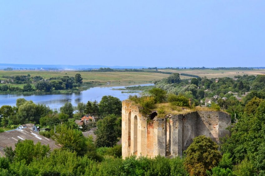 Фото достопримечательностей Карпат и Закарпатья: Вид со стен замка Меджибож