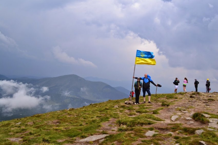 Фото достопримечательностей Карпат и Закарпатья: На вершине Говерлы очень патриотично