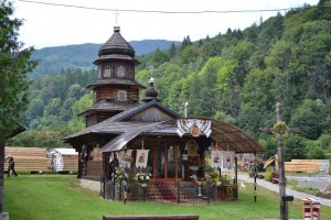 Гуцульская церковь в Яремче (Карпаты и Закарпатье)