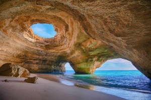 Грот The eye близ деревушки Lagoa, Algarve, Portugal
