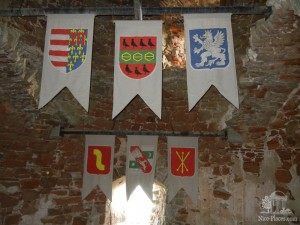 Гербы королевских и графских родов, во владении которых находилась Любовнианская крепость (Словакия)