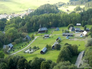 Вид на скансен с обзорной площадки готической башни крепости Старая Любовня