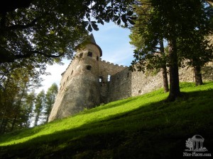 Вид на бастионы крепости из замкового парка (Словакия)