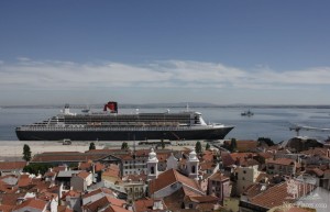 Круизный лайнер у берегов Лиссабона (Португалия)