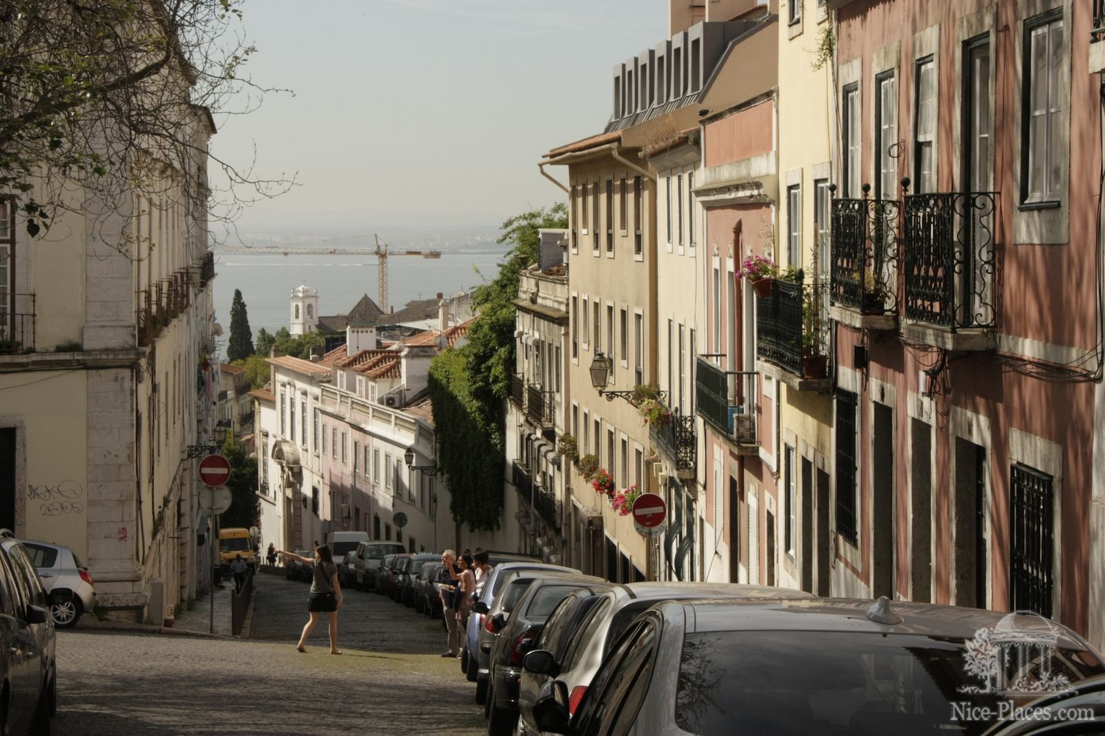 Фото достопримечательностей Португалии: Лиссабон, улочка, ведущая вниз к морю