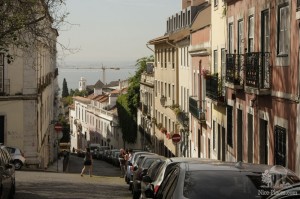 Лиссабон, улочка, ведущая вниз к морю (Португалия)