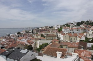 Вид на крыши Лиссабона (Португалия)