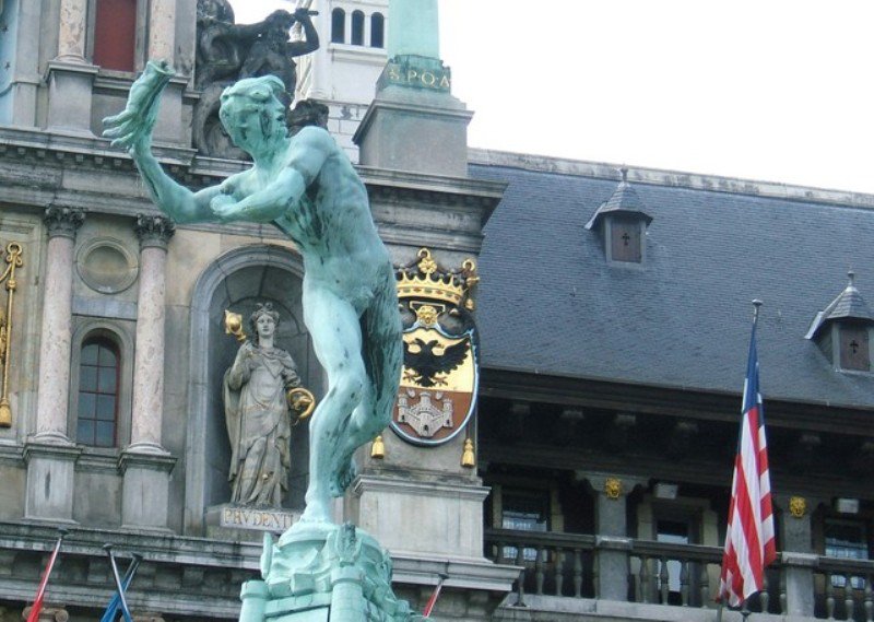 Фото достопримечательностей Бельгии: Статуя римского воина Брабо в Антверпене