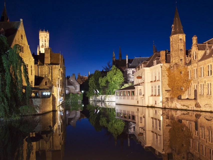 Фото достопримечательностей Бельгии: Вид на Брюгге с канала