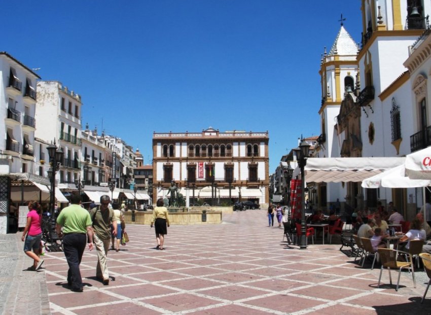 Фото достопримечательностей Испании: Ронда, улица Эспинель (Carrera Espinel) с множеством достопримечательностей