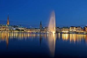 Живописный вид на Гамбург с озера Альстер