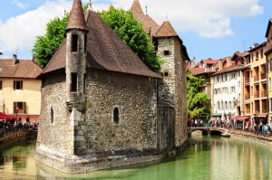 Анси. Средневековый дворец на острове (Франция)