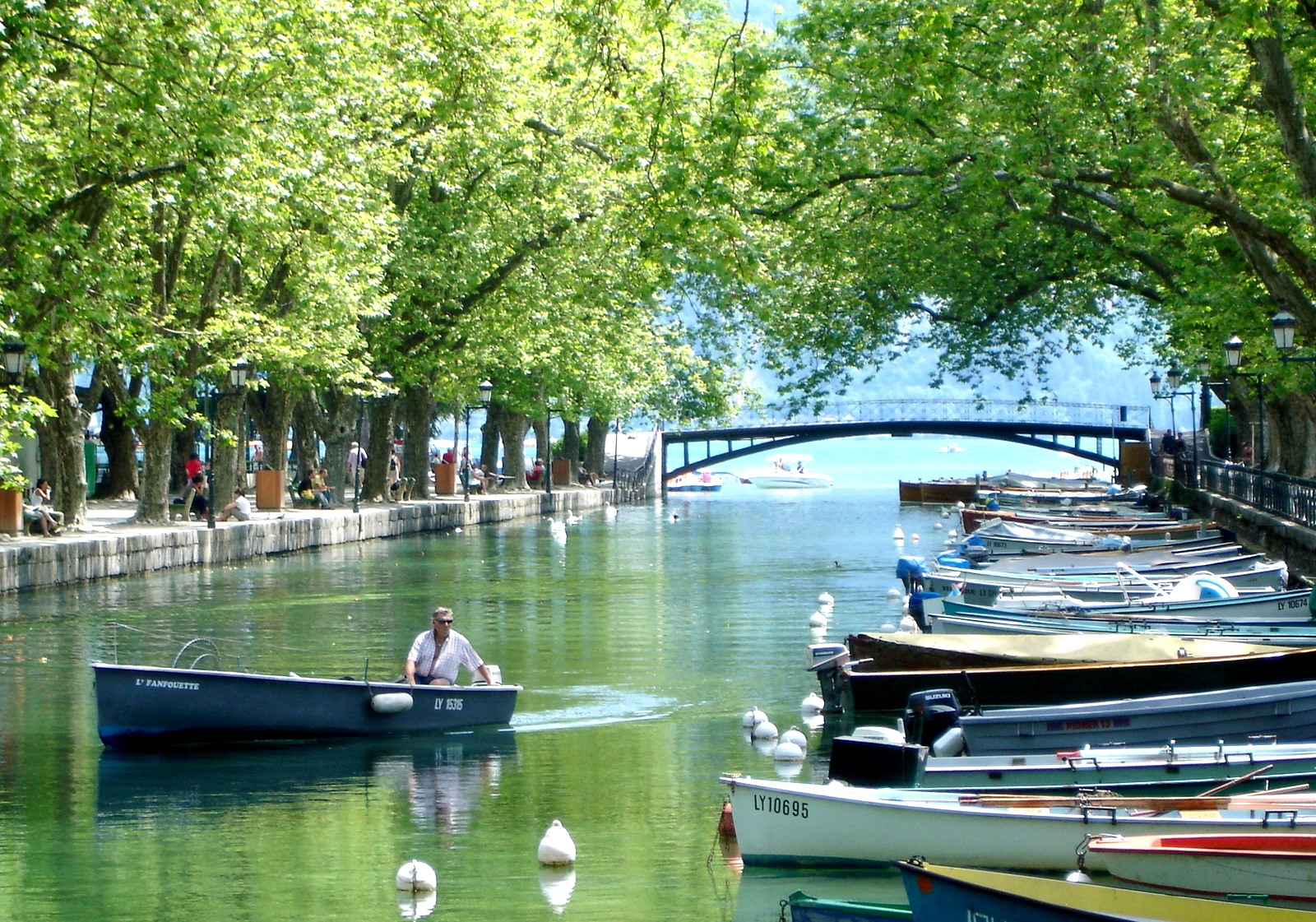 Фото достопримечательностей Франции: Привал на канале и мост Влюбленных