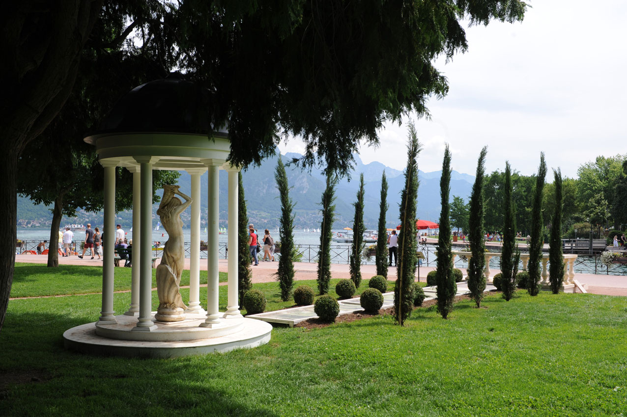 Фото достопримечательностей Франции: Статуя в Саде Европе в городке Анси