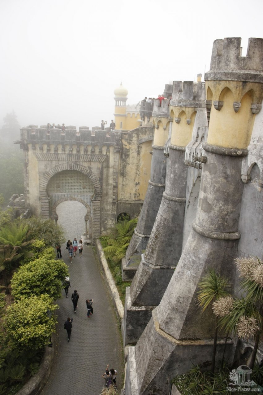 Фото достопримечательностей Португалии: Фантастический дворец Пена. Главные въездные ворота.