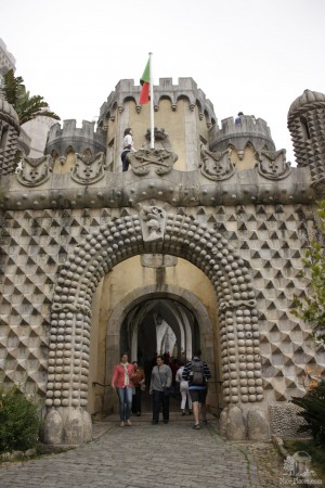 Одна из въездных арок дворца Пена (Португалия)