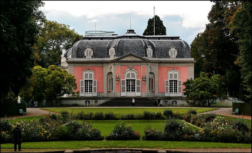 Фото достопримечательностей Германии: Вид на замковый парк и один из корпусов замка Бенрат