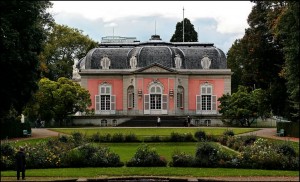 Вид на замковый парк и один из корпусов замка Бенрат (Германия)