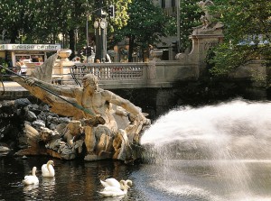 Тритоновый фонтан в северной части Королевской аллеи (Königsallee) (Германия)