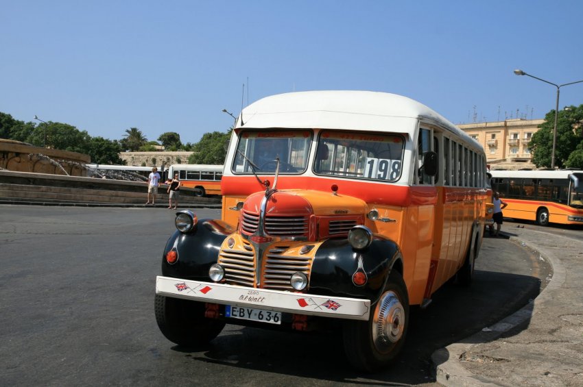 Фото достопримечательностей других стран Европы: Автобусы &mdash; главный общественный транспорт на Мальте