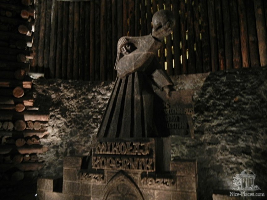 Фото достопримечательностей Польши: В камере Коперника соляной памятник знаменитому астроному