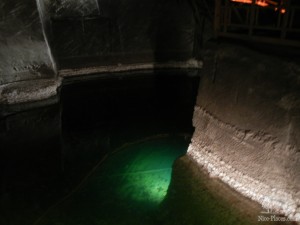 Соляное озеро, сюда туристы бросают монетки и загадывают желания (Польша)