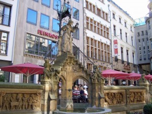 Легендарный Кельнский фонтан с гномиками Хайнцельменнхен