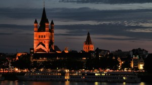 Грандиозная церковь Грос-Санкт-Мартин ночью