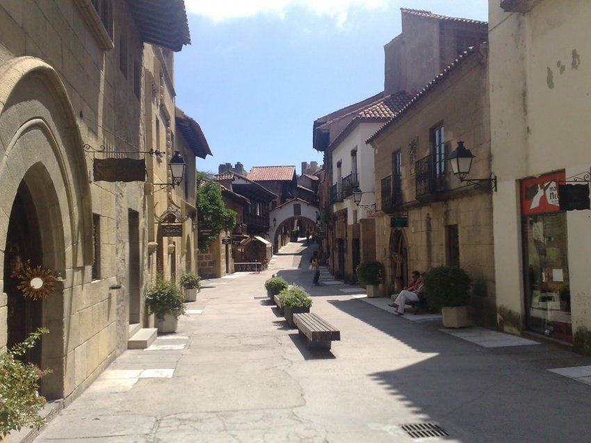 Фото достопримечательностей Барселоны: Барселона. Улица испанской деревни