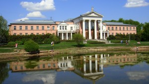 Главный лабораторный корпус ботсада на берегу пруда