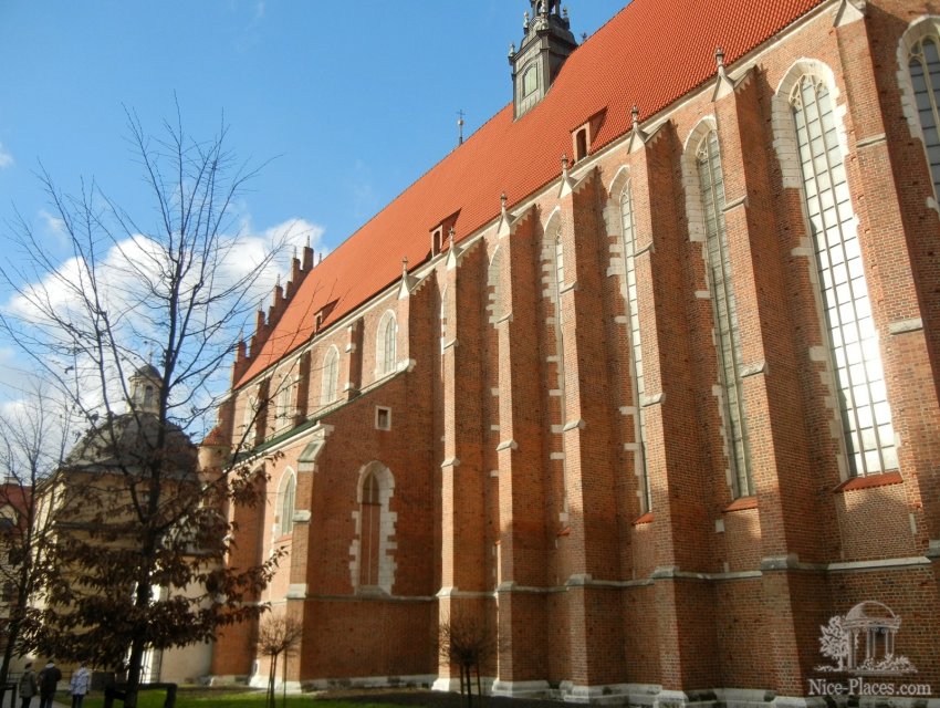 Фото достопримечательностей Польши: Боковая стена базилики Божьего Тела